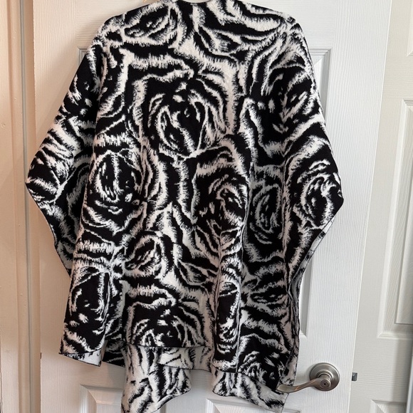 NWOT WHBM Black and White Animal Print Kimono/Shawl/Cape - Picture 5 of 6